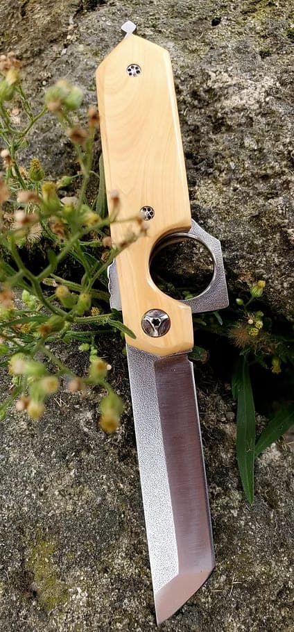 Le Mini Tanto, lame satinée, vis d'axe et assemblage visibles