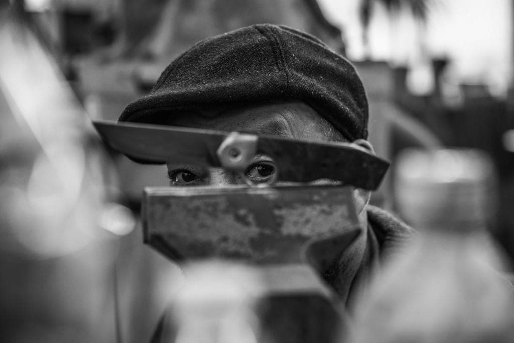 Portrait du coutelier Le Résiliant dans son atelier à Thiers